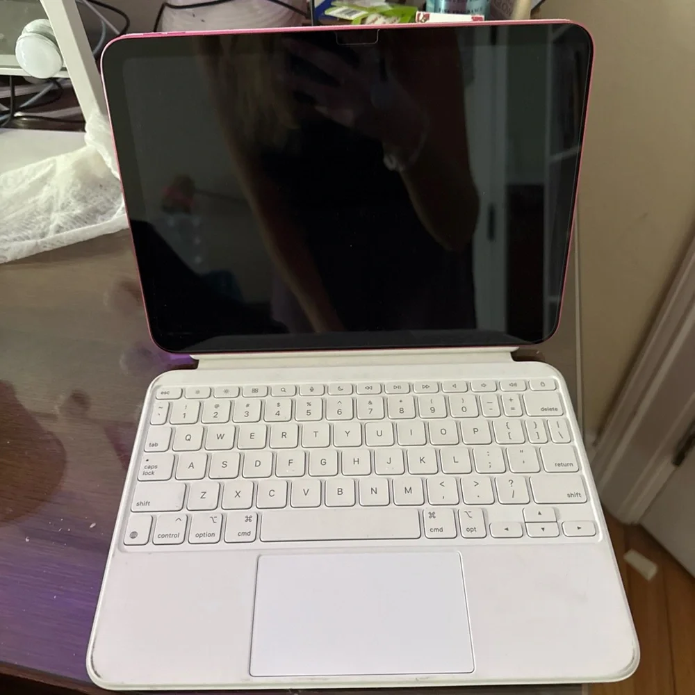 Apple Tablet in Pink with folio keyboard case and usbc Apple Pencil